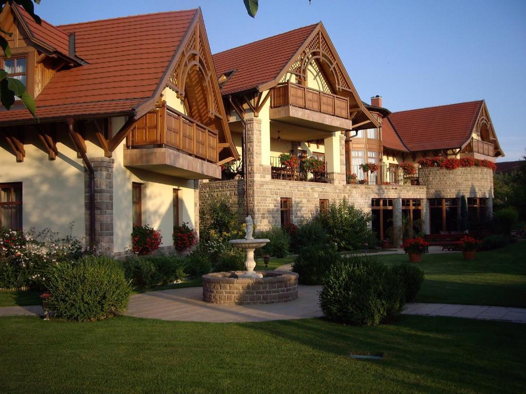 Palazzo Wellness Villa エゲル エクステリア 写真