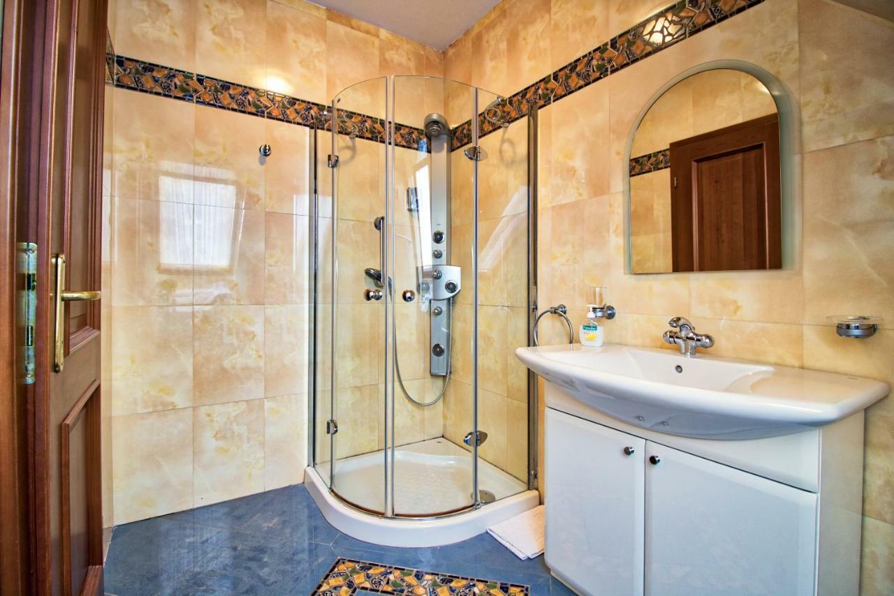 Palazzo Wellness Villa エゲル エクステリア 写真