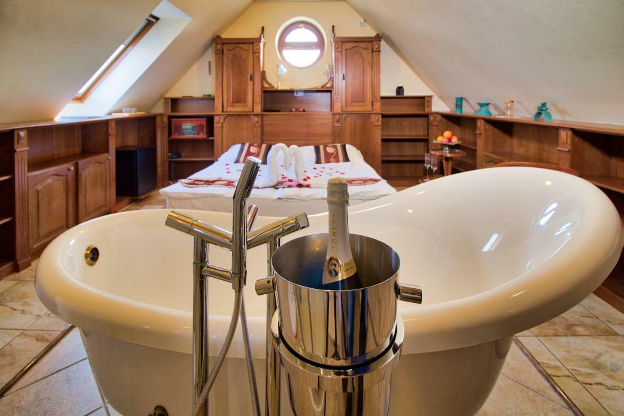 Palazzo Wellness Villa エゲル エクステリア 写真