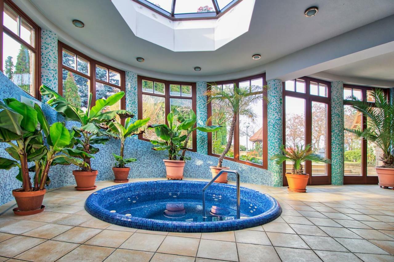Palazzo Wellness Villa エゲル エクステリア 写真