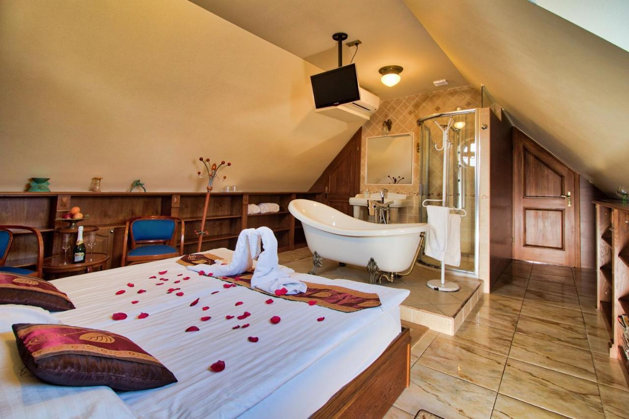 Palazzo Wellness Villa エゲル エクステリア 写真